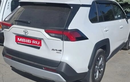 Toyota RAV4, 2024 год, 3 900 000 рублей, 2 фотография