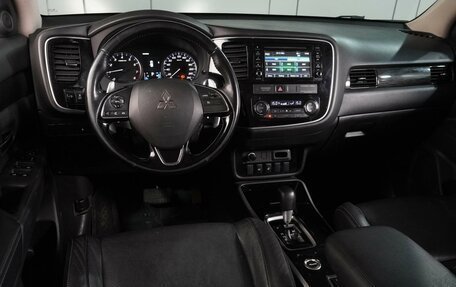 Mitsubishi Outlander III рестайлинг 3, 2017 год, 2 149 000 рублей, 6 фотография