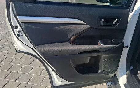 Toyota Highlander III, 2017 год, 3 000 000 рублей, 15 фотография