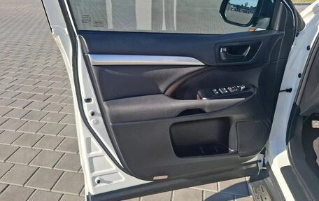 Toyota Highlander III, 2017 год, 3 000 000 рублей, 8 фотография