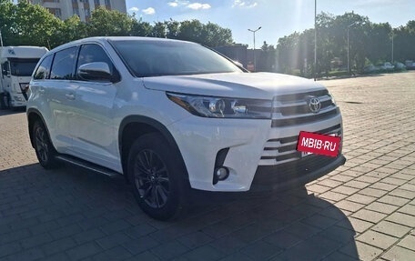 Toyota Highlander III, 2017 год, 3 000 000 рублей, 2 фотография