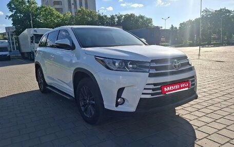 Toyota Highlander III, 2017 год, 3 000 000 рублей, 5 фотография