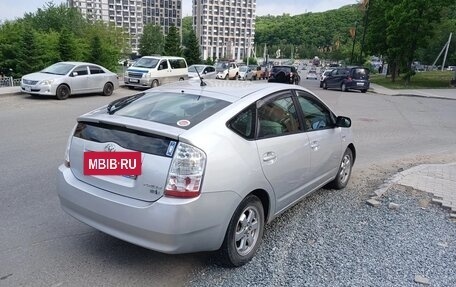 Toyota Prius, 2011 год, 880 000 рублей, 2 фотография