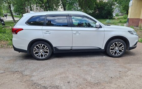 Mitsubishi Outlander III рестайлинг 3, 2018 год, 1 750 000 рублей, 2 фотография