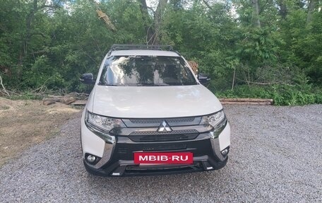Mitsubishi Outlander III рестайлинг 3, 2020 год, 1 700 000 рублей, 2 фотография