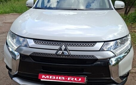 Mitsubishi Outlander III рестайлинг 3, 2018 год, 1 750 000 рублей, 3 фотография