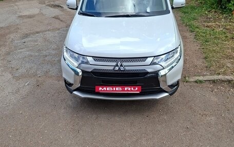 Mitsubishi Outlander III рестайлинг 3, 2018 год, 1 750 000 рублей, 5 фотография