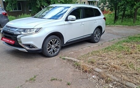 Mitsubishi Outlander III рестайлинг 3, 2018 год, 1 750 000 рублей, 4 фотография