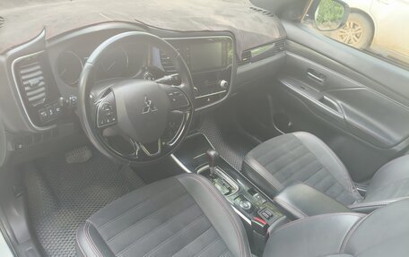 Mitsubishi Outlander III рестайлинг 3, 2020 год, 1 700 000 рублей, 8 фотография
