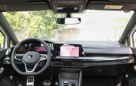 Volkswagen Golf VIII, 2022 год, 2 052 000 рублей, 21 фотография