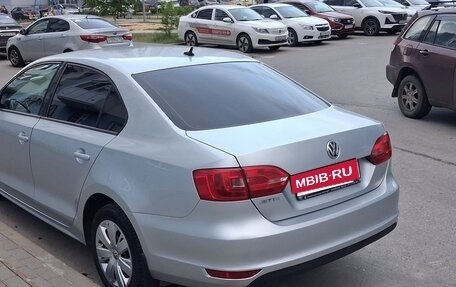 Volkswagen Jetta VI, 2013 год, 990 000 рублей, 2 фотография