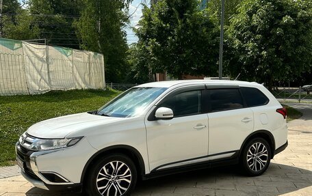 Mitsubishi Outlander III рестайлинг 3, 2015 год, 1 580 000 рублей, 4 фотография