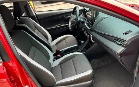 Toyota Yaris XP150 рестайлинг, 2022 год, 1 525 000 рублей, 9 фотография