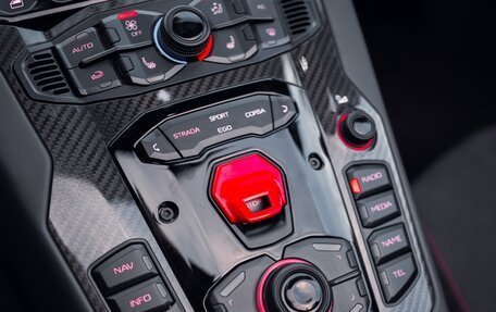Lamborghini Aventador I рестайлинг, 2018 год, 44 000 000 рублей, 17 фотография
