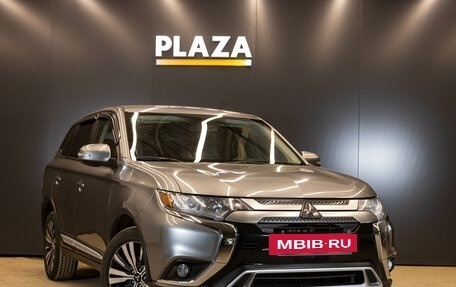 Mitsubishi Outlander III рестайлинг 3, 2019 год, 2 399 000 рублей, 2 фотография
