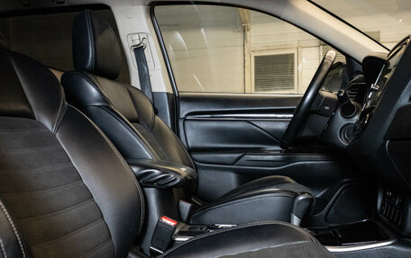 Mitsubishi Outlander III рестайлинг 3, 2019 год, 2 399 000 рублей, 14 фотография