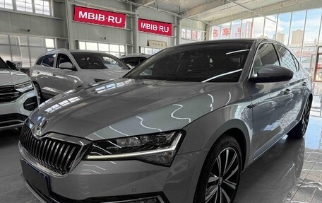 Skoda Superb III рестайлинг, 2022 год, 1 990 000 рублей, 1 фотография