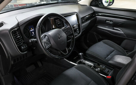 Mitsubishi Outlander III рестайлинг 3, 2019 год, 2 649 000 рублей, 17 фотография