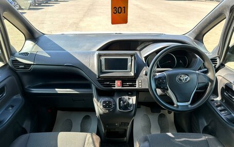 Toyota Voxy III, 2014 год, 1 599 000 рублей, 16 фотография
