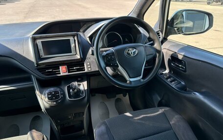 Toyota Voxy III, 2014 год, 1 599 000 рублей, 15 фотография