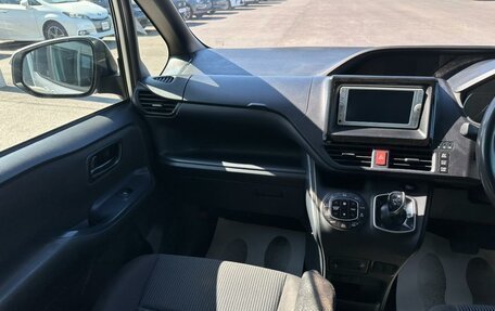 Toyota Voxy III, 2014 год, 1 599 000 рублей, 14 фотография