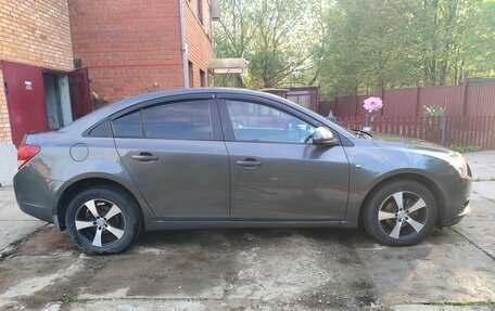 Chevrolet Cruze II, 2010 год, 680 000 рублей, 3 фотография