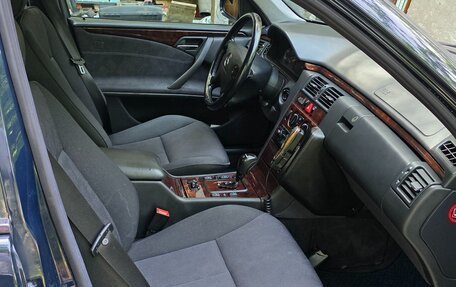 Mercedes-Benz E-Класс, 2000 год, 400 000 рублей, 31 фотография