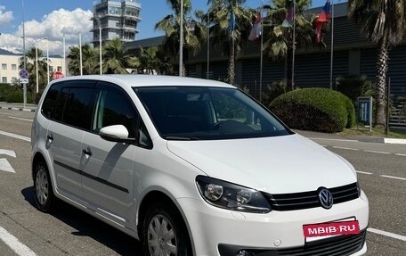 Volkswagen Touran III, 2011 год, 975 000 рублей, 2 фотография