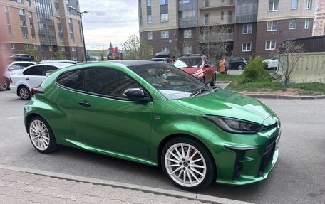 Toyota Yaris, 2022 год, 2 900 000 рублей, 2 фотография