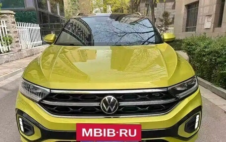 Volkswagen T-Roc I, 2022 год, 1 640 000 рублей, 2 фотография