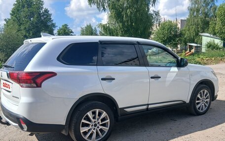 Mitsubishi Outlander III рестайлинг 3, 2017 год, 1 520 000 рублей, 2 фотография