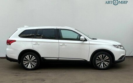 Mitsubishi Outlander III рестайлинг 3, 2019 год, 2 140 000 рублей, 4 фотография