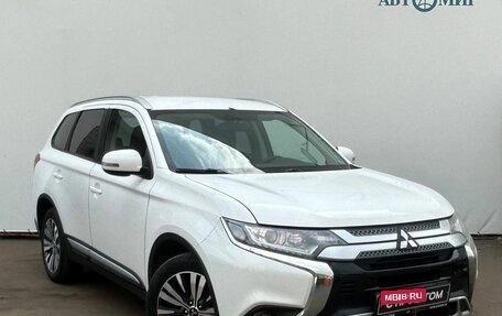 Mitsubishi Outlander III рестайлинг 3, 2019 год, 2 140 000 рублей, 3 фотография