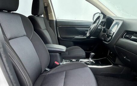 Mitsubishi Outlander III рестайлинг 3, 2019 год, 2 140 000 рублей, 10 фотография