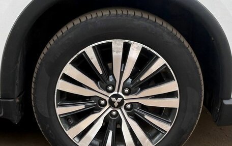 Mitsubishi Outlander III рестайлинг 3, 2019 год, 2 140 000 рублей, 14 фотография