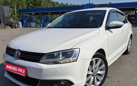 Volkswagen Jetta VI, 2011 год, 890 000 рублей, 4 фотография