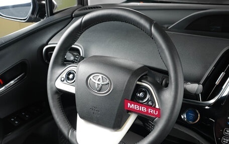 Toyota Prius IV XW50, 2017 год, 2 479 000 рублей, 12 фотография