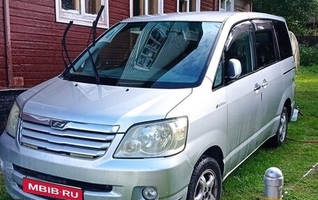 Toyota Noah III, 2003 год, 735 000 рублей, 1 фотография