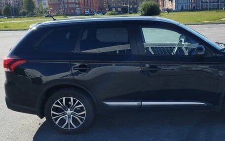 Mitsubishi Outlander III рестайлинг 3, 2015 год, 1 680 000 рублей, 6 фотография
