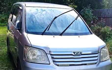 Toyota Noah III, 2003 год, 735 000 рублей, 2 фотография
