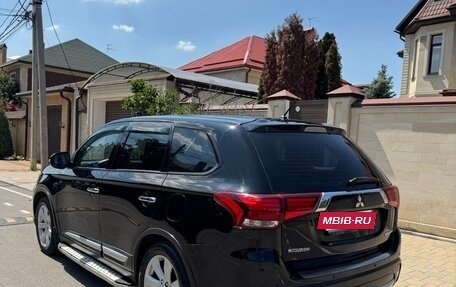 Mitsubishi Outlander III рестайлинг 3, 2015 год, 1 850 000 рублей, 2 фотография