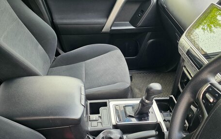 Toyota Land Cruiser Prado 150 рестайлинг 2, 2017 год, 4 000 000 рублей, 15 фотография