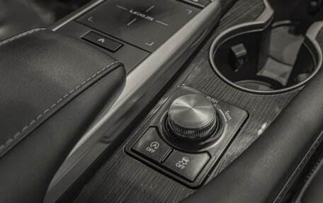 Lexus RX IV рестайлинг, 2020 год, 4 680 000 рублей, 34 фотография
