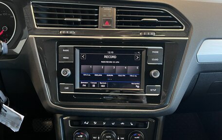 Volkswagen Tiguan II, 2017 год, 2 490 000 рублей, 13 фотография