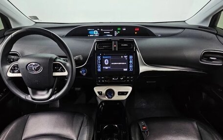 Toyota Prius IV XW50, 2017 год, 1 850 000 рублей, 11 фотография