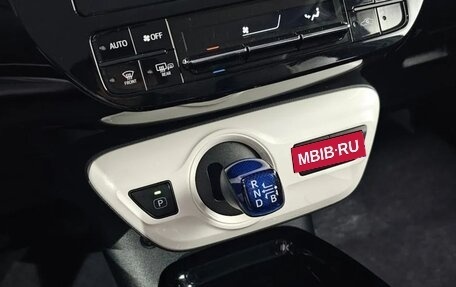 Toyota Prius IV XW50, 2017 год, 1 850 000 рублей, 18 фотография