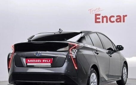 Toyota Prius IV XW50, 2017 год, 1 850 000 рублей, 5 фотография