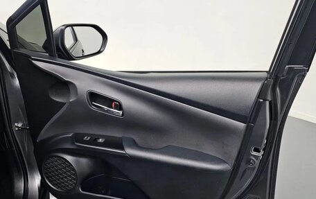 Toyota Prius IV XW50, 2017 год, 1 850 000 рублей, 25 фотография
