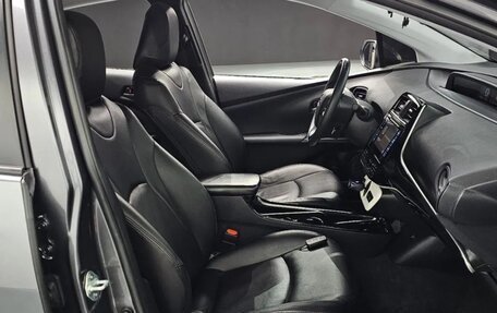 Toyota Prius IV XW50, 2017 год, 1 850 000 рублей, 24 фотография