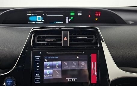 Toyota Prius IV XW50, 2017 год, 1 850 000 рублей, 20 фотография